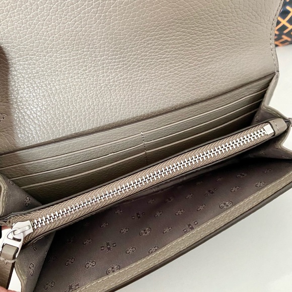 🔲NEW🔲🎊Tory Burch Britten wallet/wristlet/clutch/full size wallet/leather - Picture 7 of 10